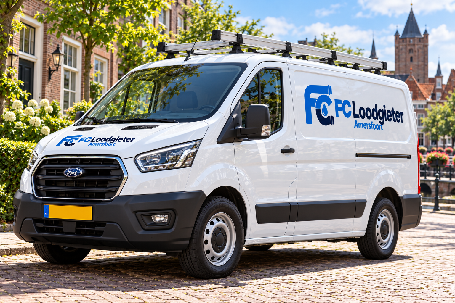 Bedrijfsbus met het logo van FC Loodgieter